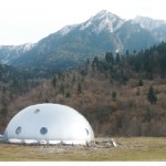Una familia crea una casa futurista en las montañas de Rumanía 